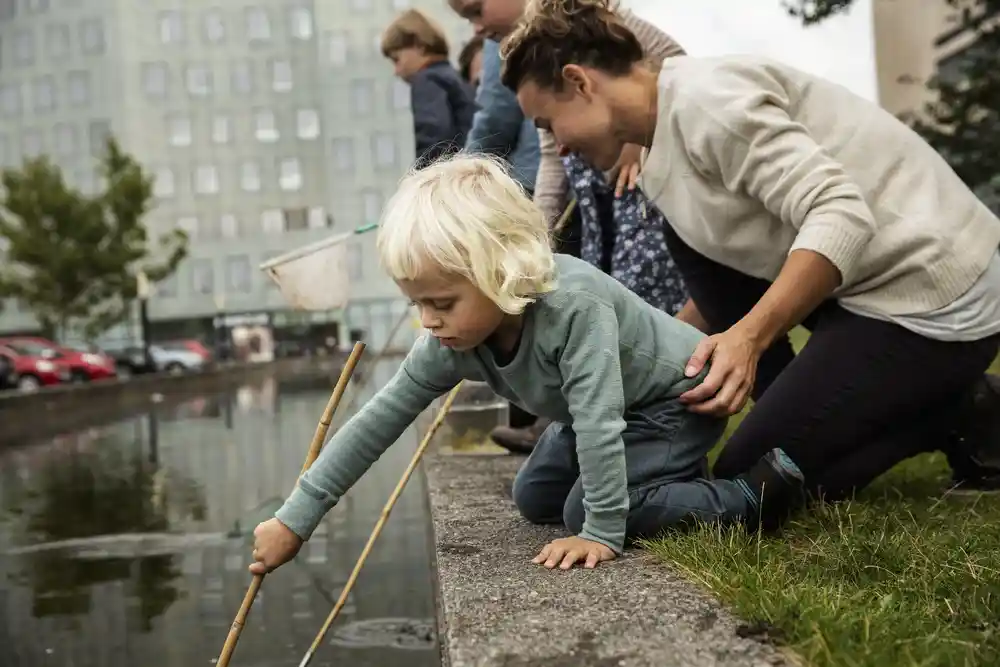 Kvinde som kigger ud over bjerget landskab